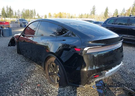 2026 Tesla Model Y Long Range Dual Motor All-Wheel Drive z USA, uszkodzony, nr VIN 7SAYGDED2TF389590